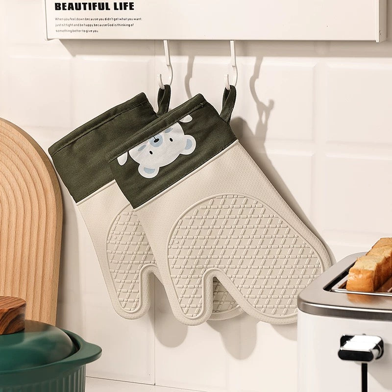 Cute Bear Heat-Resistant Silicone Oven Gloves - Set of 2, Non-Slip Baking Mitts for Cooking & Baking