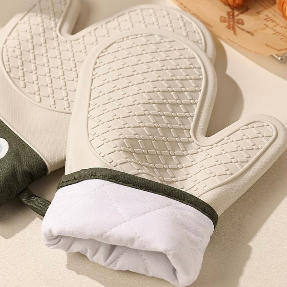 Cute Bear Heat-Resistant Silicone Oven Gloves - Set of 2, Non-Slip Baking Mitts for Cooking & Baking